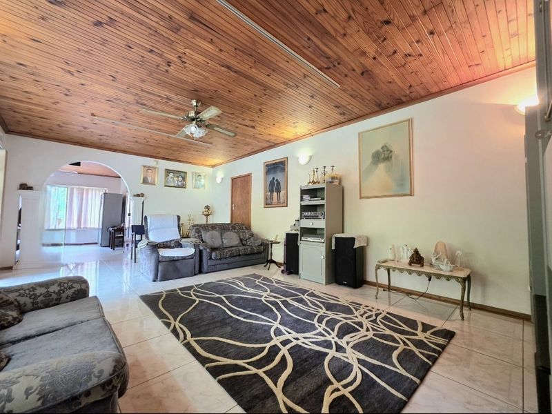 A Stunning Residence in the heart of Isipingo Hills with alot of Potential!!! - Photo 7