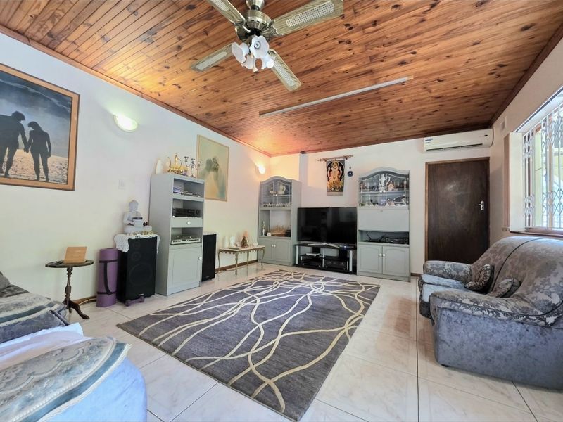 A Stunning Residence in the heart of Isipingo Hills with alot of Potential!!! - Photo 6