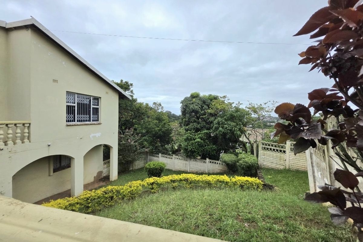 A Stunning Residence in the heart of Isipingo Hills with alot of Potential!!! - Photo 5