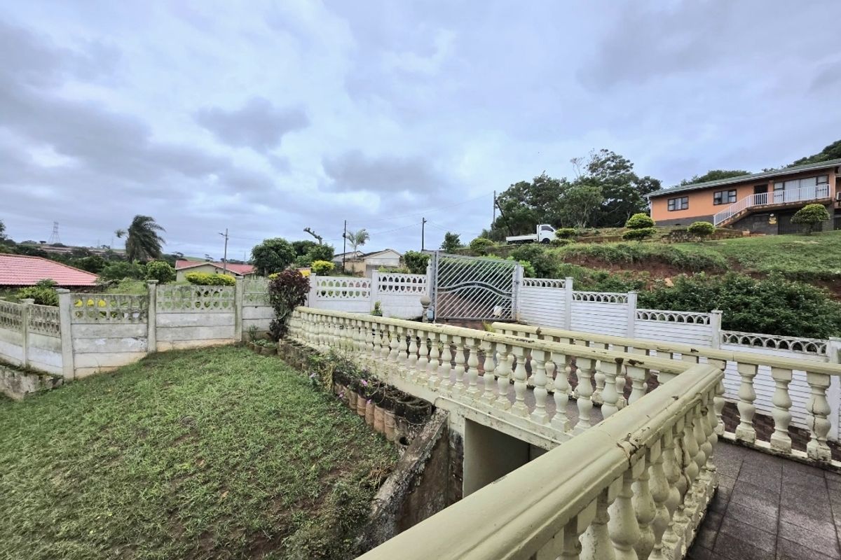 A Stunning Residence in the heart of Isipingo Hills with alot of Potential!!! - Photo 4