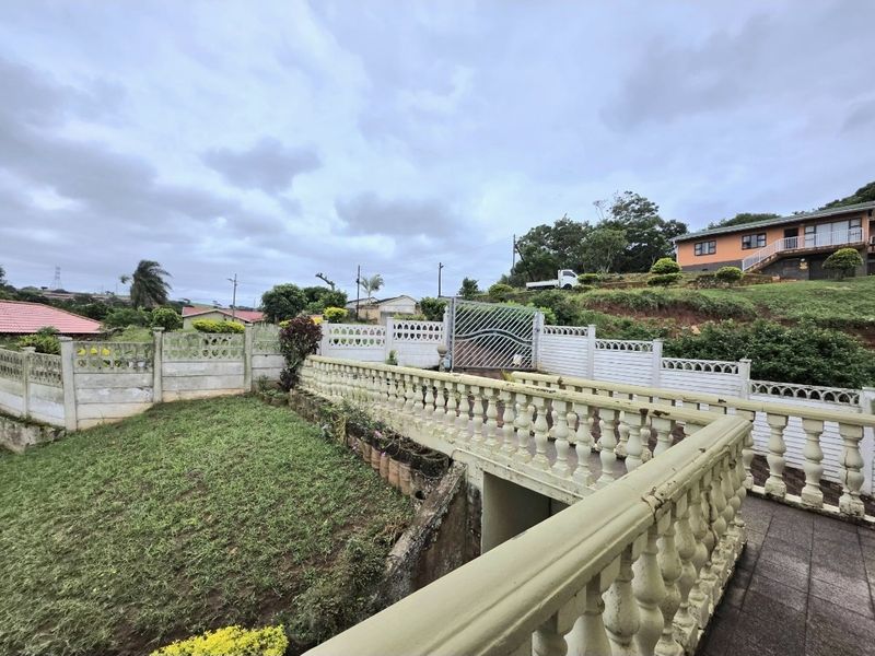 A Stunning Residence in the heart of Isipingo Hills with alot of Potential!!! - Photo 4