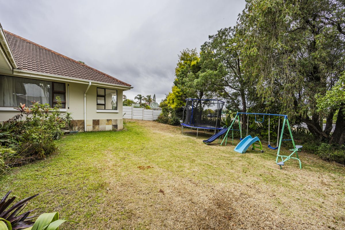 Modern Family Home in the Heart of Beacon Bay - Photo 3