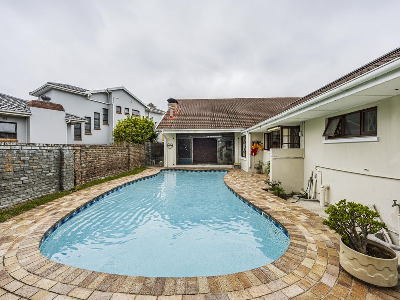 Modern Family Home in the Heart of Beacon Bay - Photo 4