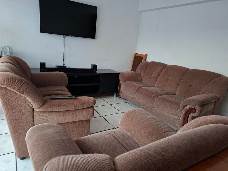 Step into comfort and convenience with this charming first-floor apartment - Photo 5