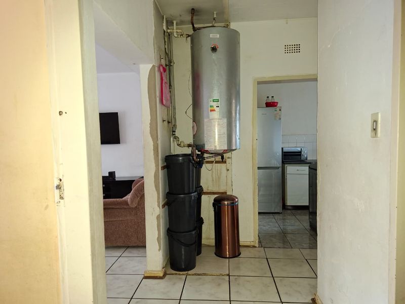 Step into comfort and convenience with this charming first-floor apartment - Photo 9