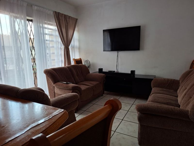 Step into comfort and convenience with this charming first-floor apartment - Photo 6