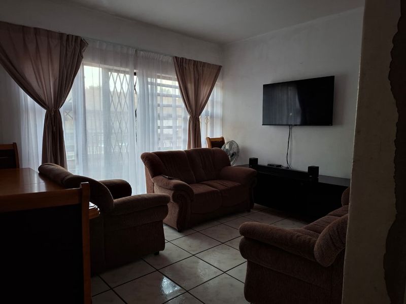 Step into comfort and convenience with this charming first-floor apartment - Photo 3