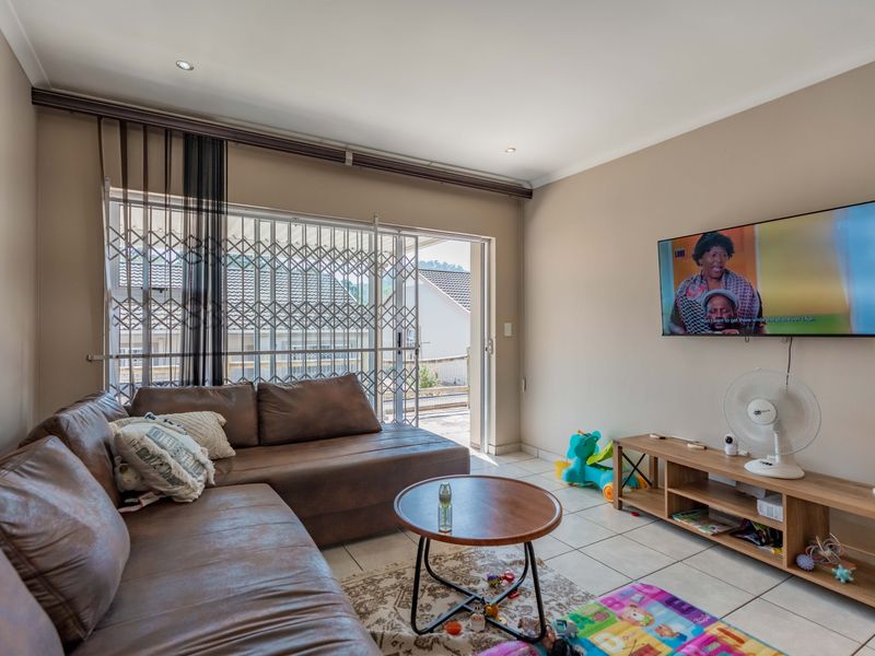 " Lock Up And Live Easy - 3 bed, 2 bath in Sought After Complex " - Photo 4