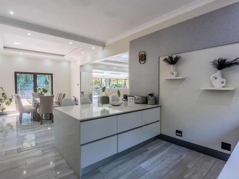 Magnificent Newly Renovated Family Home in Sought-After Sienna Estate, La Lucia - Photo 9