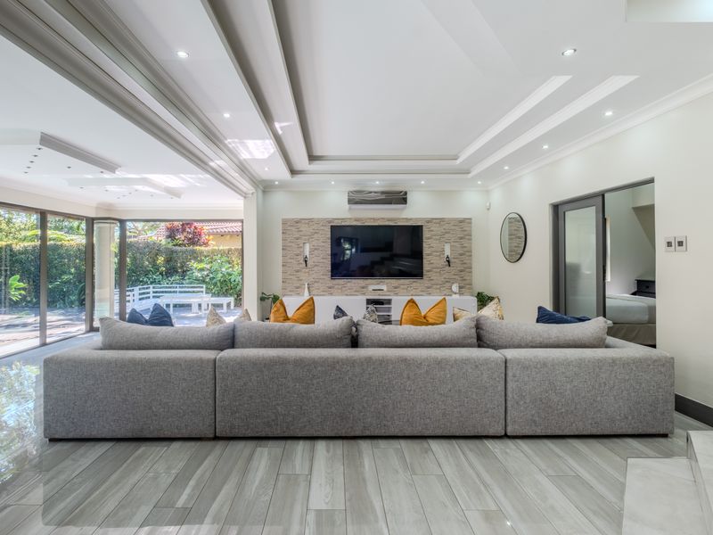 Magnificent Newly Renovated Family Home in Sought-After Sienna Estate, La Lucia - Photo 6