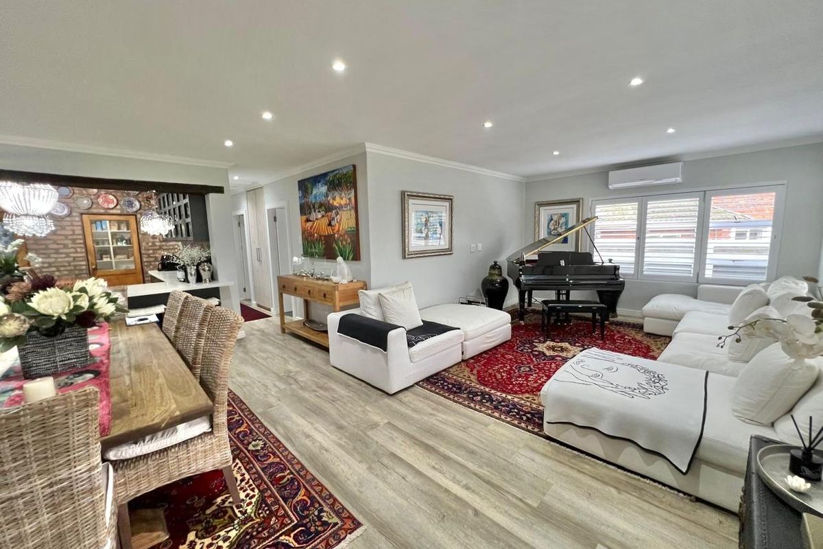 Sophisticated Coastal Living – Contemporary Masterpiece - Photo 4