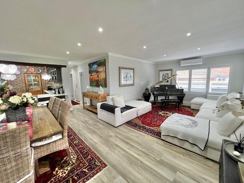 Sophisticated Coastal Living – Contemporary Masterpiece - Photo 4