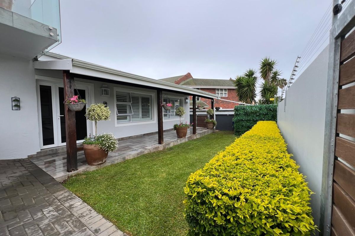 Sophisticated Coastal Living – Contemporary Masterpiece - Photo 2