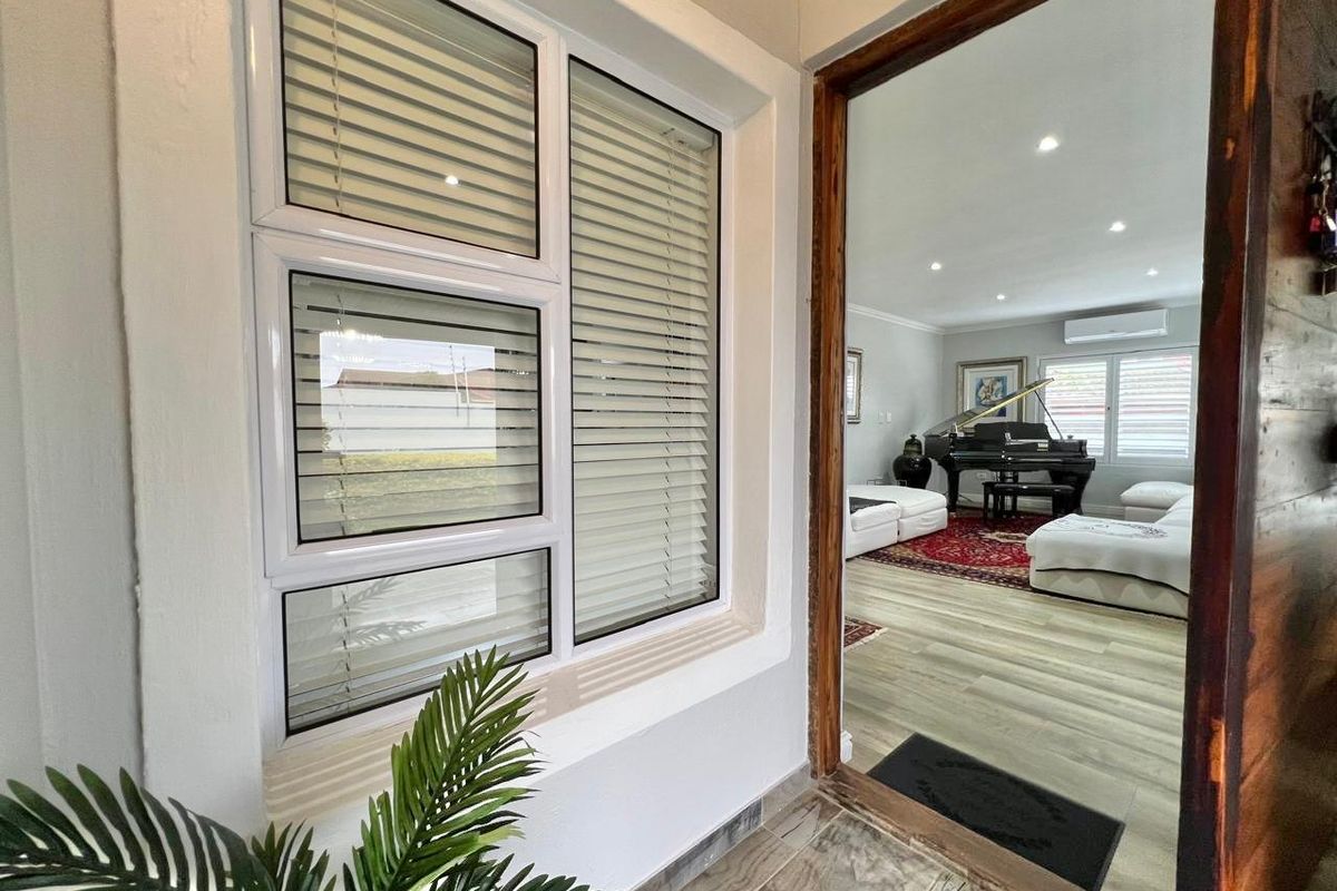 Sophisticated Coastal Living – Contemporary Masterpiece - Photo 3