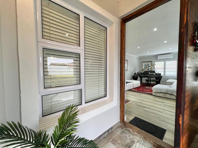 Sophisticated Coastal Living – Contemporary Masterpiece - Photo 3