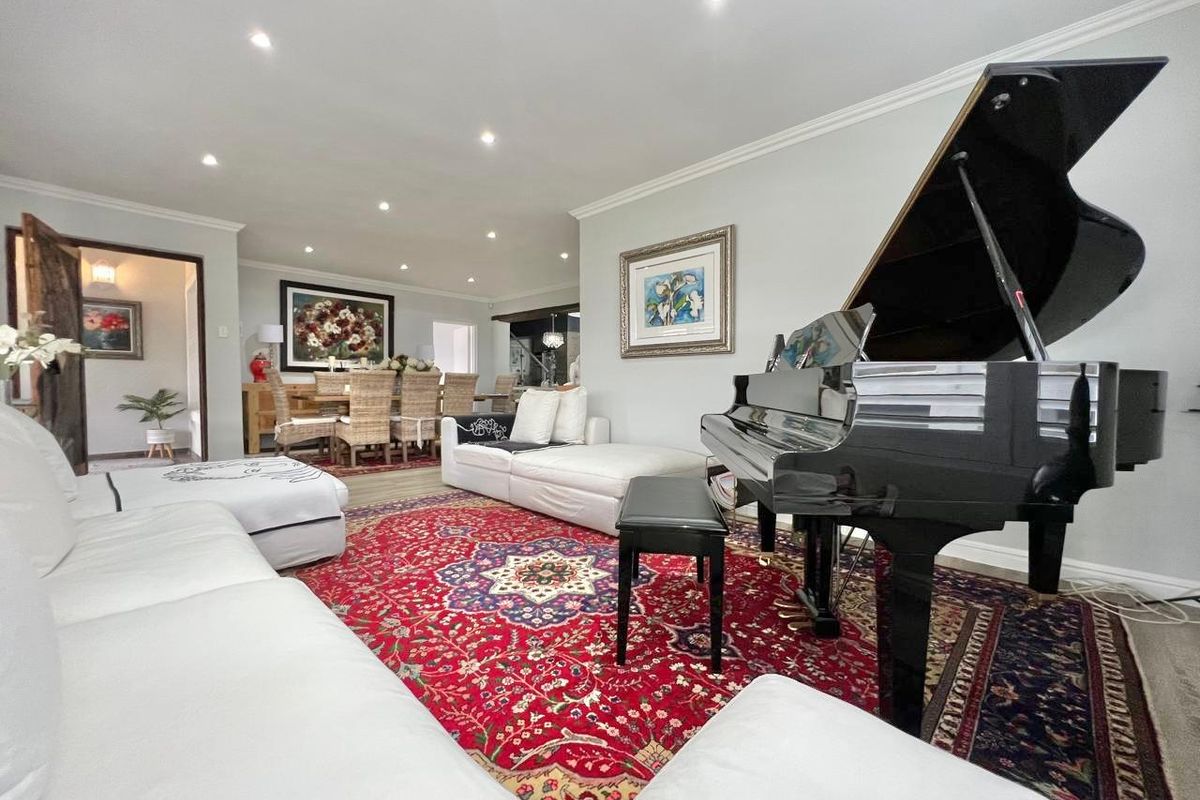 Sophisticated Coastal Living – Contemporary Masterpiece - Photo 5