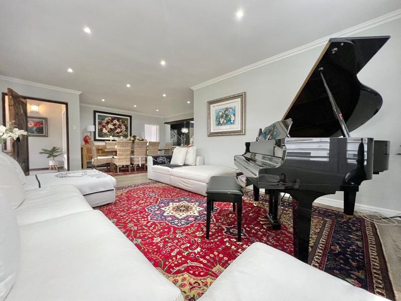 Sophisticated Coastal Living – Contemporary Masterpiece - Photo 5