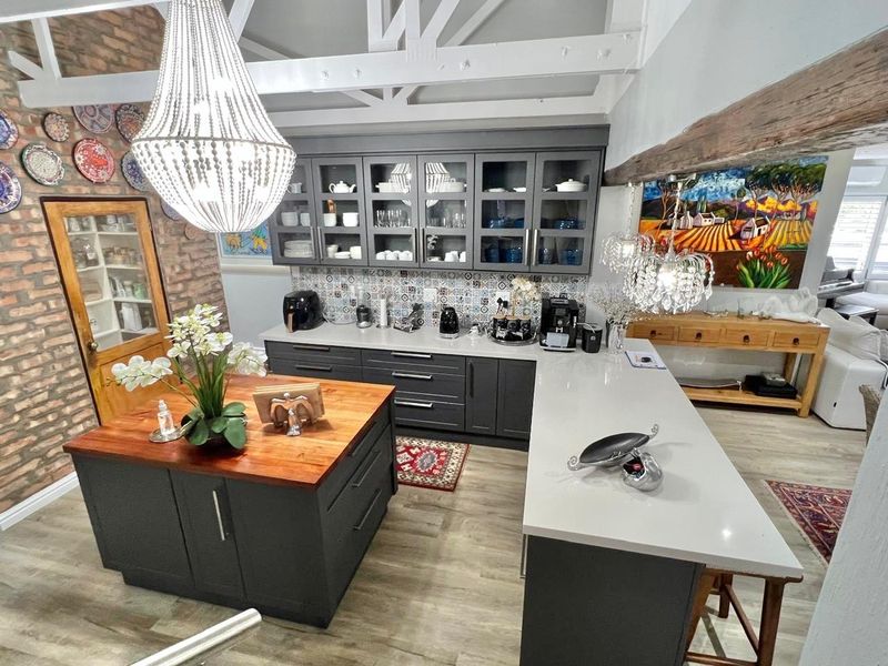 Sophisticated Coastal Living – Contemporary Masterpiece - Photo 10