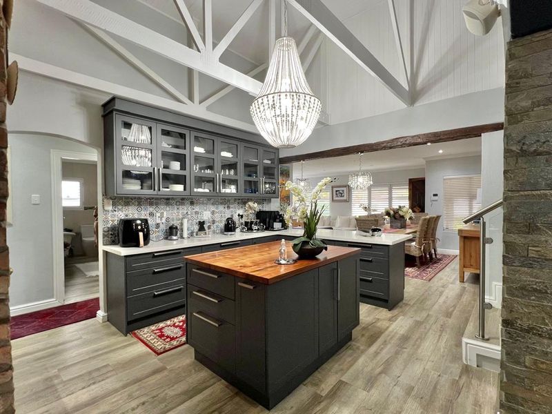 Sophisticated Coastal Living – Contemporary Masterpiece - Photo 9