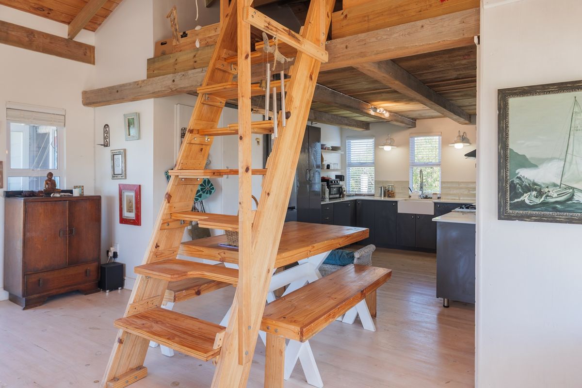 Relaxed Coastal Charm in Blue Bay - Photo 5