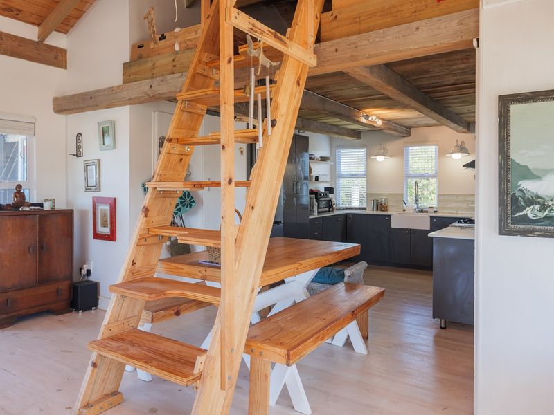 Relaxed Coastal Charm in Blue Bay - Photo 5