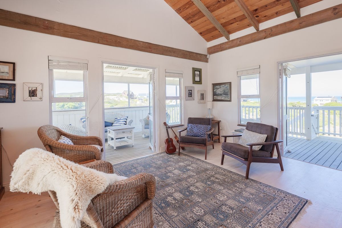 Relaxed Coastal Charm in Blue Bay - Photo 4
