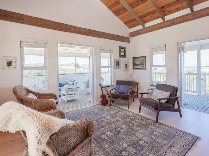 Relaxed Coastal Charm in Blue Bay - Photo 4
