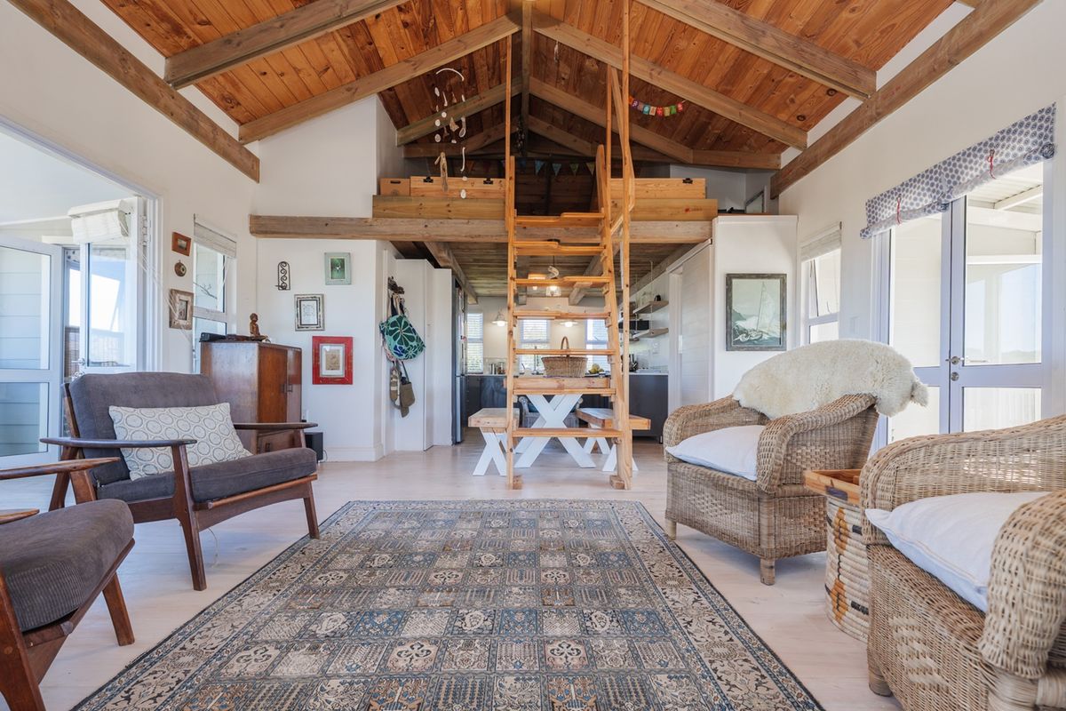 Relaxed Coastal Charm in Blue Bay - Photo 3