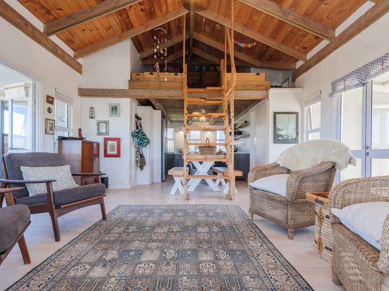 Relaxed Coastal Charm in Blue Bay - Photo 3