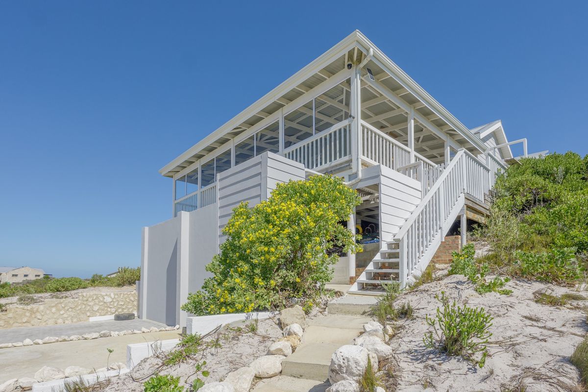 Relaxed Coastal Charm in Blue Bay - Photo 2