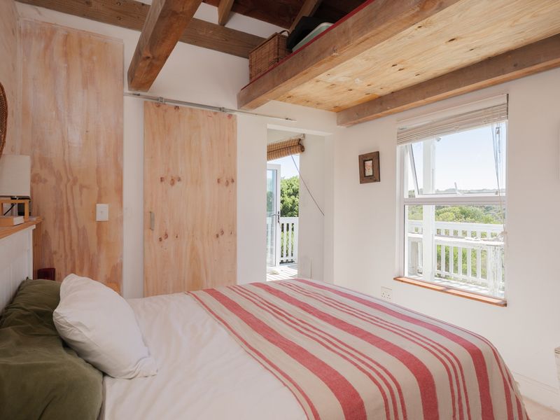 Relaxed Coastal Charm in Blue Bay - Photo 9