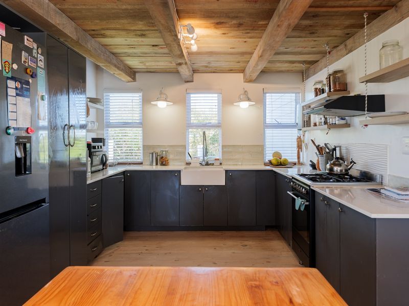 Relaxed Coastal Charm in Blue Bay - Photo 6