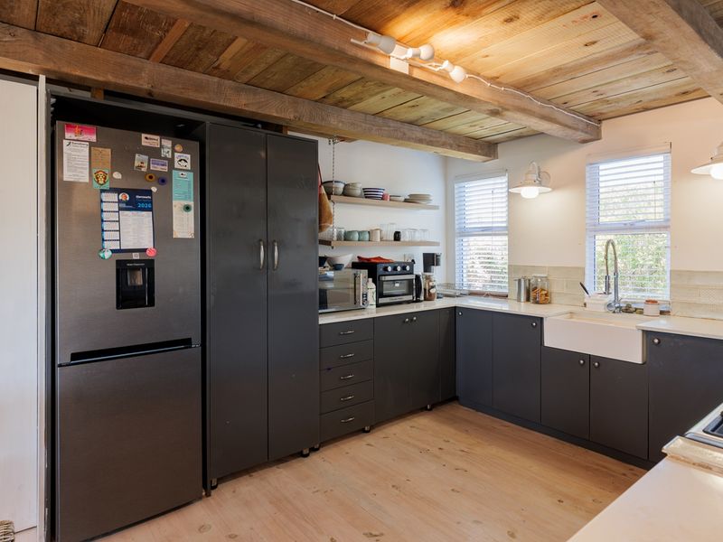 Relaxed Coastal Charm in Blue Bay - Photo 7