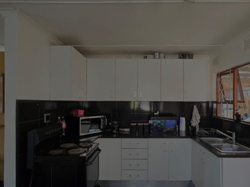 3 Bedroom Home with Modern Kitchen, Lounge, and double carpot - Photo 10