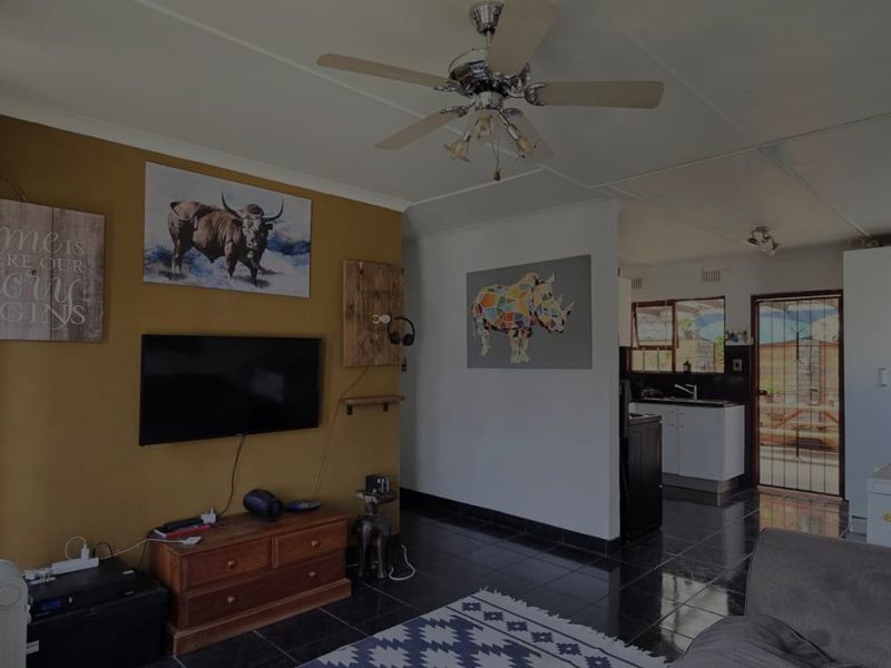 3 Bedroom Home with Modern Kitchen, Lounge, and double carpot - Photo 8