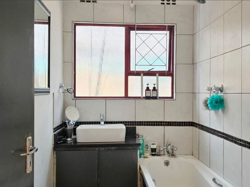 3 Bedroom Home with Modern Kitchen, Lounge, and double carpot - Photo 6