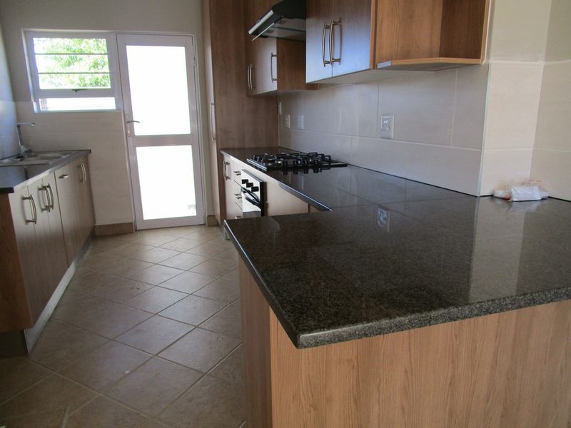 Saxilby - Neat and secure garden flat with secure parking - Photo 5