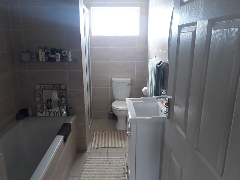 Saxilby - Neat and secure garden flat with secure parking - Photo 9