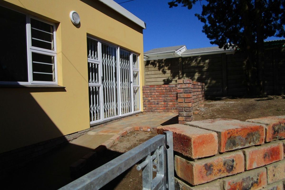 Saxilby - Neat and secure garden flat with secure parking - Photo 2