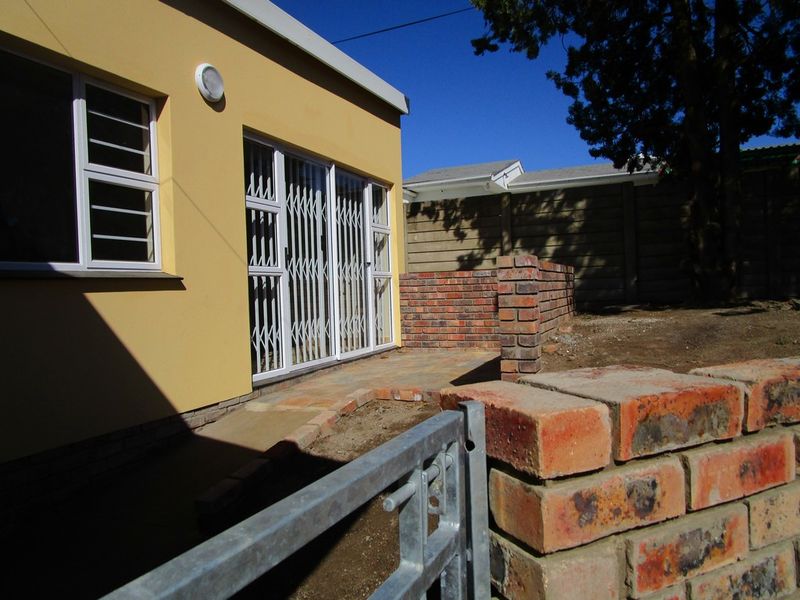 Saxilby - Neat and secure garden flat with secure parking - Photo 2