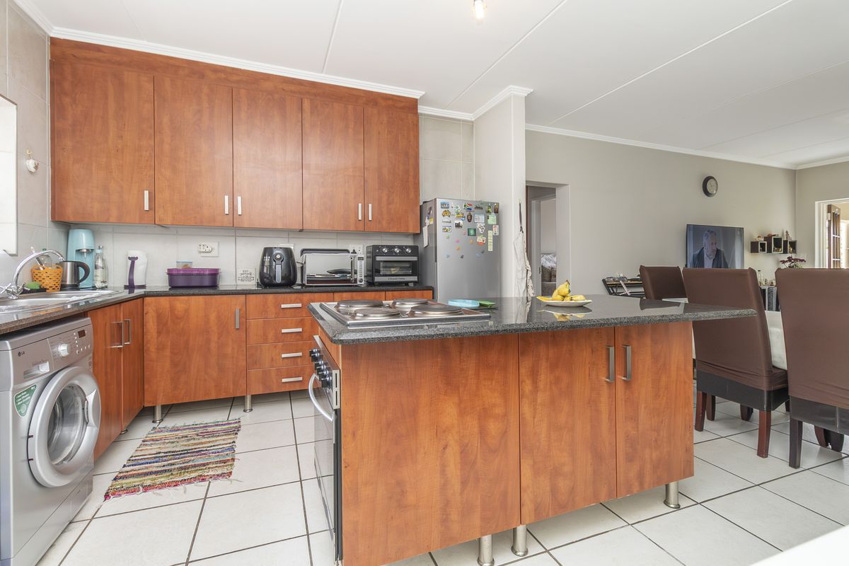 Modern Elegance in Central Sunninghill – Renovated 2-Bedroom Apartment - Photo 3