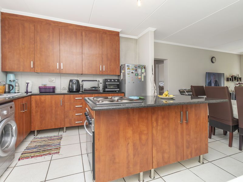 Modern Elegance in Central Sunninghill – Renovated 2-Bedroom Apartment - Photo 3