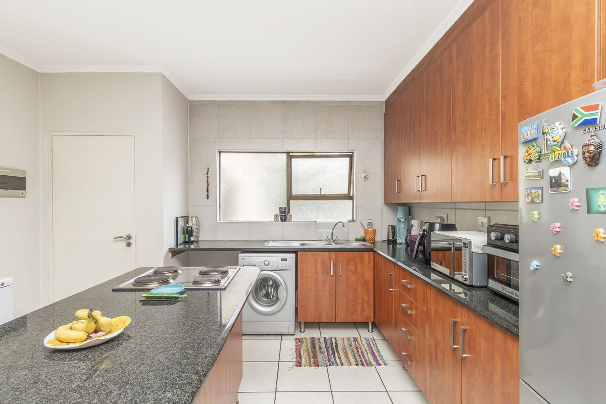 Modern Elegance in Central Sunninghill – Renovated 2-Bedroom Apartment - Photo 4