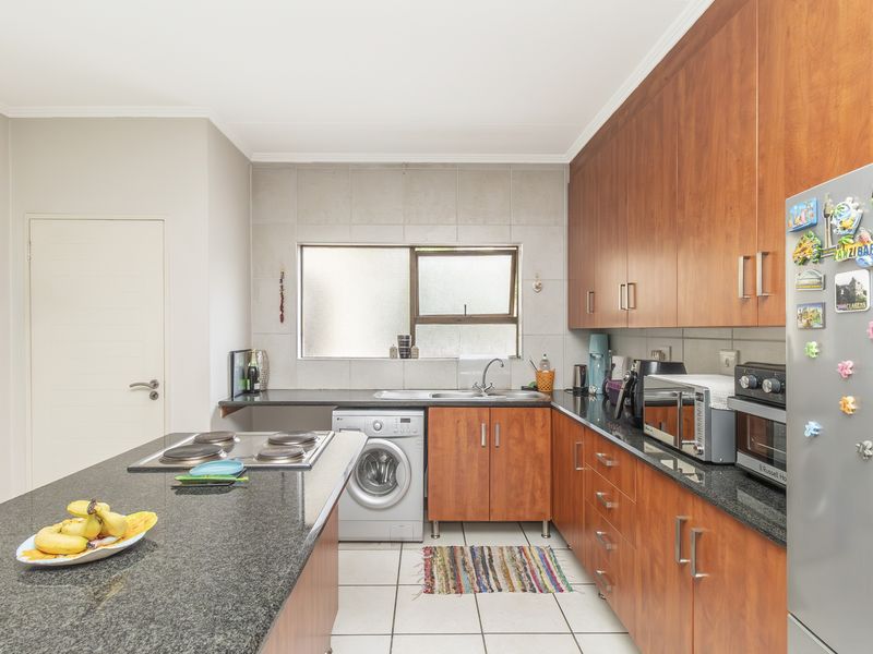 Modern Elegance in Central Sunninghill – Renovated 2-Bedroom Apartment - Photo 4