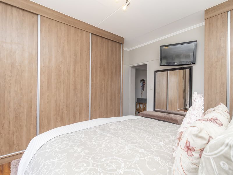 Modern Elegance in Central Sunninghill – Renovated 2-Bedroom Apartment - Photo 10