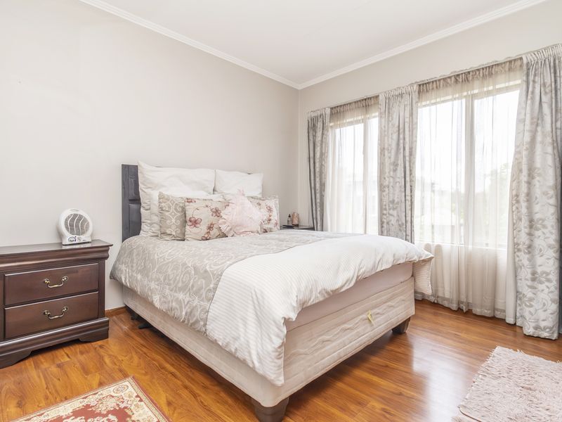 Modern Elegance in Central Sunninghill – Renovated 2-Bedroom Apartment - Photo 9