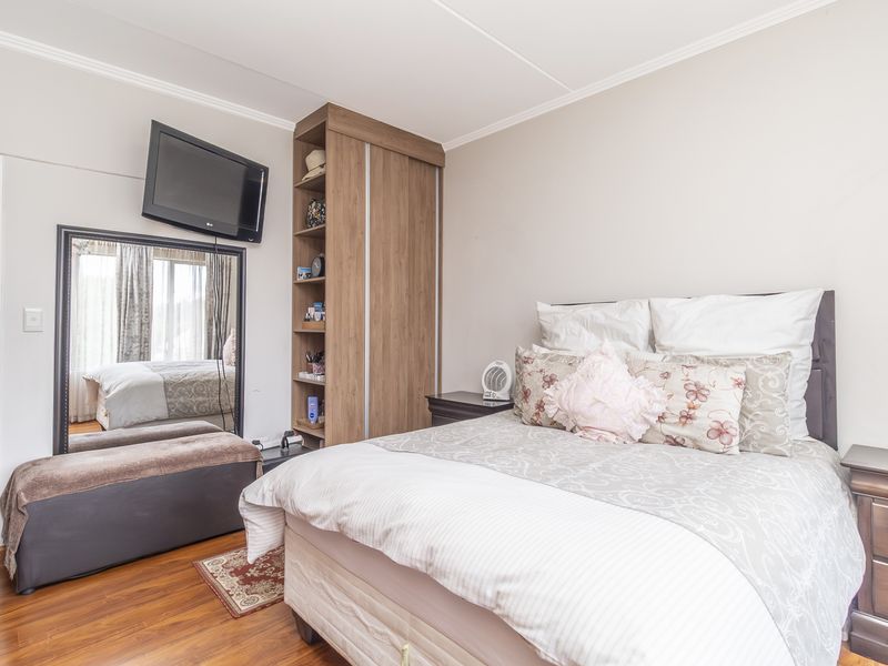 Modern Elegance in Central Sunninghill – Renovated 2-Bedroom Apartment - Photo 8