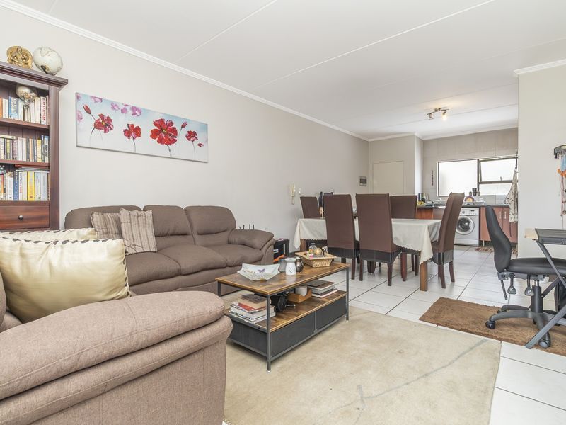 Modern Elegance in Central Sunninghill – Renovated 2-Bedroom Apartment - Photo 7