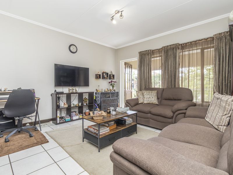 Modern Elegance in Central Sunninghill – Renovated 2-Bedroom Apartment - Photo 6