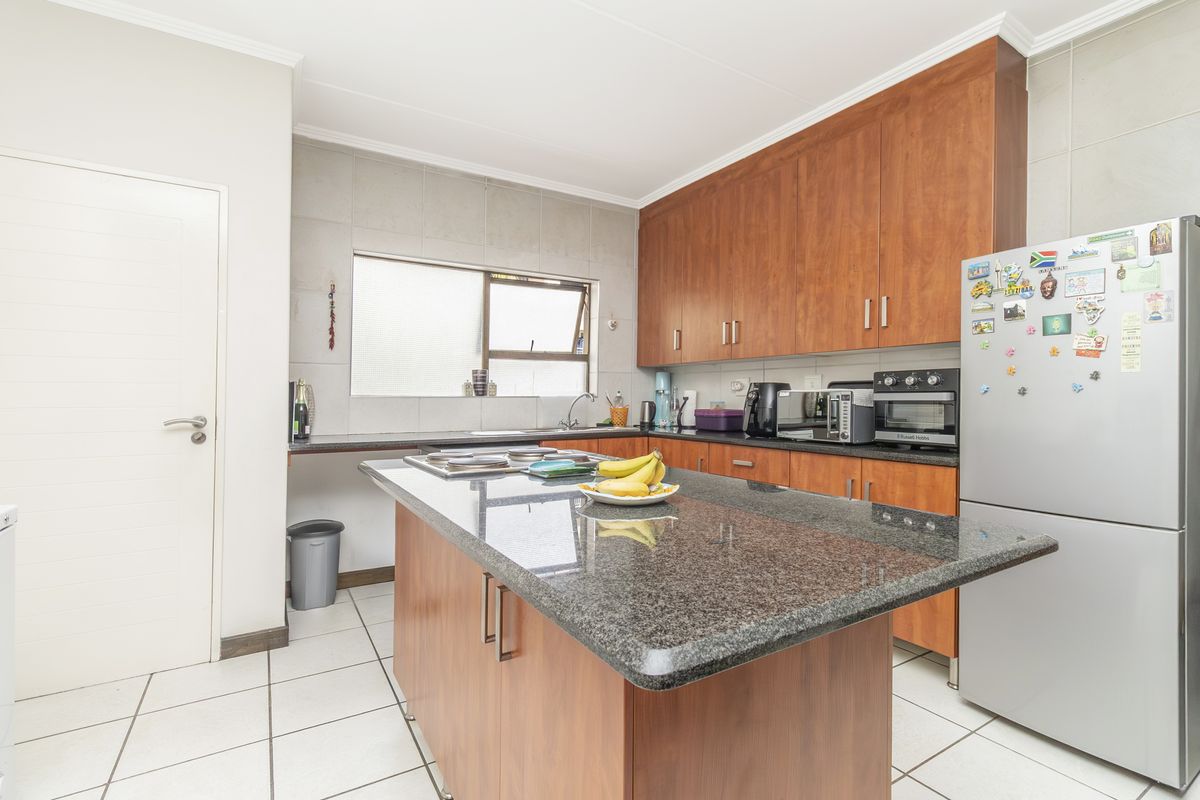 Modern Elegance in Central Sunninghill – Renovated 2-Bedroom Apartment - Photo 2